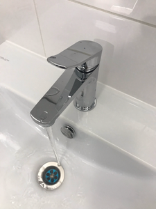 Установка раковины с тумбой Установка смесителя