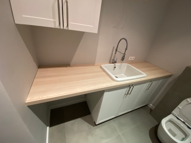 Установлен новый водонапорный кран, заменивший старый. Проведены работы по демонтажу и монтажу, обеспечена герметичность соединений, проверена функциональность системы.