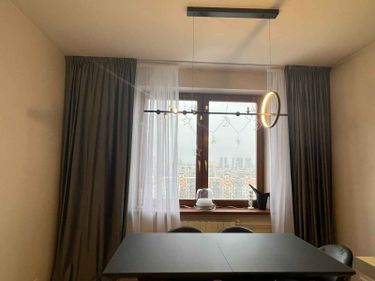 Закреплена новая люстра на потолке, подключены провода, проверена работа освещения. Установлено надежное крепление, обеспечивающее безопасность и стабильность.