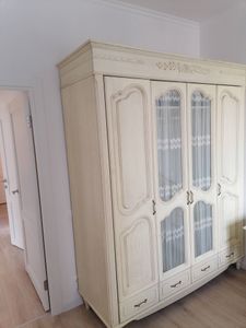 Изготовлены каркас, установлены опоры, закреплены детали, прикреплено изголовье, уложено основание для матраса. Все элементы надежно соединены, обеспечивая устойчивость и комфорт.