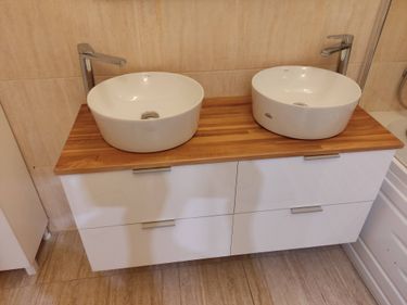 Обновлены соединения вокруг ванны: нанесён свежий слой герметика, обеспечивающий защиту от влаги и предотвращение протечек. Все стыки тщательно обработаны для долговечности.