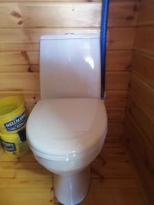 Установлен новый напольный унитаз, подключены коммуникации, проверена герметичность соединений, устранены протечки, произведена регулировка сливного механизма, закреплено основание.