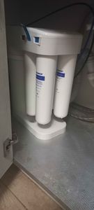 Заменены картриджи в системе очистки воды. Установлены новые элементы, обеспечивающие эффективную фильтрацию. Проверена герметичность соединений, восстановлена работоспособность устройства.