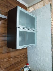 Изображение демонстрирует завершенный ремонт дверцы шкафа из ДСП: заменены петли, выровнена поверхность, укреплены крепления, обновлена фурнитура, обеспечена плавность открывания.