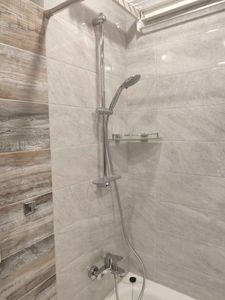 Выполнена замена кранбуксы в смесителе. Старый элемент извлечен, установлен новый, обеспечивающий надежное функционирование. Проверена герметичность соединений, устранены протечки, восстановлена подача воды.