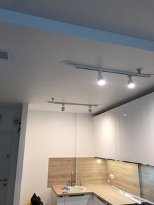 Установлены светильники на потолке кухни, обеспечивающие равномерное освещение рабочей зоны. Проведены электрические подключения, закреплены направляющие, проверена работоспособность.