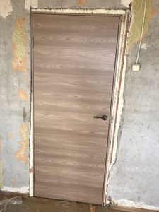 Установлены дополнительные элементы на дверной проем, обеспечивая завершенный вид и улучшая изоляцию. Все работы выполнены аккуратно, с использованием качественных материалов.