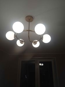 Установлено осветительное устройство на потолок, подключены провода, закреплено основание, проверена работа ламп, обеспечена надежность крепления и безопасность эксплуатации.