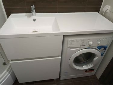 Установлена раковина на столешницу, подключены водопровод и слив. Смеситель закреплён, проверена герметичность соединений. Установлена стиральная машина рядом.