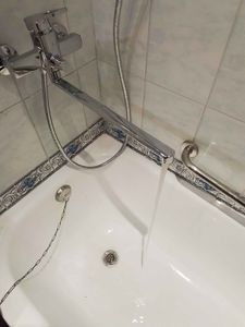 Заменена кранбукса в смесителе. Устранены протечки, восстановлена герметичность. Обновленный механизм обеспечивает плавное открытие и закрытие потока воды. Работы завершены успешно.