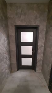 Выполнена установка запорного механизма в дверное полотно. Проведены работы по точному вырезанию отверстия, закреплению ручки и проверке функционирования.