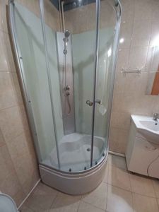 Установлена новая душевая конструкция с герметичными стеклянными дверями и поддоном, подключены водопроводные коммуникации, закреплены элементы крепежа, проверена герметичность соединений.