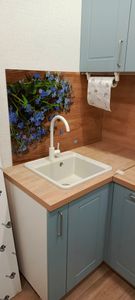 Установлена раковина в столешницу, подключен смеситель к водопроводу, выполнено герметичное соединение с канализацией, проверена функциональность, закреплены все элементы.