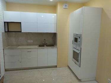 Установлена новая поверхность из искусственного камня на кухне. Выполнены точные замеры, произведена подгонка, закрепление. Вырезаны отверстия для мойки и варочной панели.