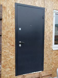 Установлена новая металлическая дверь, выполнена фиксация в проеме, закреплены петли, врезан замок, проверена работа механизма, обеспечена герметизация швов для надежности и защиты.