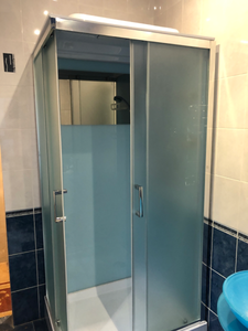 Установлено оборудование с гидромассажем, подключены водопровод и электричество, герметично закреплены панели, проверена работа всех функций, обеспечена надежная изоляция и устойчивость конструкции.