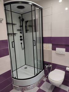 Выполнен монтаж подвесного унитаза: установлена рама, закреплена чаша, подключены коммуникации, смонтирована кнопка слива, проверена герметичность соединений, завершена отделка плиткой.