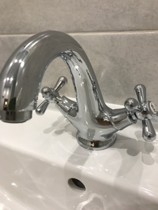 Установлен смеситель, подключены водопроводные трубы, закреплена раковина, герметизированы швы, проверена система на утечки, обеспечена надежная фиксация, выполнена чистовая отделка.