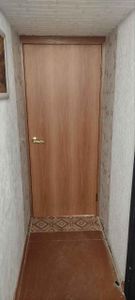 Установлен замок в дверное полотно, выполнено точное сверление, закреплены все элементы, проверена работоспособность механизма, обеспечена надежная фиксация ручки и защелки.