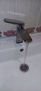 Установлен новый кран на кухонную раковину, подключены водопроводные трубы, проверена герметичность соединений, обеспечен стабильный поток воды, завершены все монтажные работы.