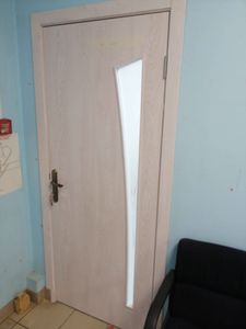 Установлены новые доборы на межкомнатную дверь, обеспечивая завершенный и аккуратный вид. Все элементы подогнаны точно, создавая гармоничный и эстетичный переход между стеной и дверью.