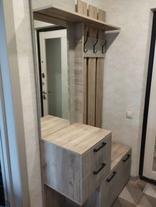 Установлены шкафчики, закреплены крючки для одежды, смонтировано зеркало, собраны полки, прикреплены ручки, выровнены поверхности, завершена отделка, обеспечена устойчивость конструкции.