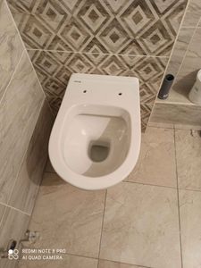 Закреплен сантехнический прибор на стене, подключены коммуникации, проверена герметичность соединений, выполнена облицовка плиткой, обеспечена надежная фиксация и эстетичный вид.