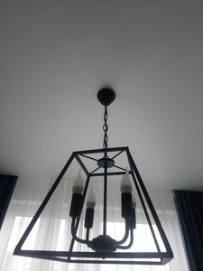 Установлено осветительное устройство на потолок, подключены провода, закреплена конструкция, проверена работоспособность, обеспечена надежность крепления, завершена настройка освещения.