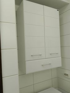 Установлены трубы для подачи воды, подключены сантехнические приборы, выполнен монтаж смесителей и фитингов. Проведена проверка герметичности соединений и тестирование системы.