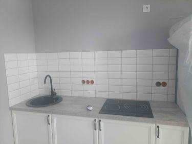 Установлено новое электроустройство в стену кухни, подключение выполнено аккуратно, соблюдены все технические требования. Завершено оформление розетки, обеспечена безопасность использования.