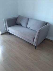 Собран диван: установлены каркас, ножки, подлокотники. Закреплены подушки, проверена устойчивость. Все элементы соединены, обеспечена надежность конструкции.