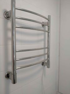 Закреплено устройство на стене, подключено к электросети, проверена работоспособность, обеспечена безопасность, выполнено тестирование, завершен монтаж, проведена настройка, проверена устойчивость.