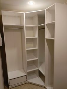 Установлена новая полка в шкафу, обеспечивая дополнительное место для хранения. Конструкция надежно закреплена, выровнена по уровню, что гарантирует устойчивость и безопасность использования.