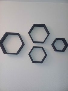 Установлены четыре шестиугольные полки на стене. Конструкция надежно закреплена, элементы расположены симметрично, создавая стильный и современный интерьер.