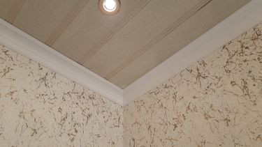 Монтаж потолочного полистрирол/пенополистирол плинтуса