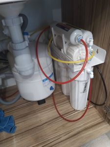 Завершена установка новых картриджей в систему очистки воды. Проведена проверка герметичности соединений и работоспособности фильтрационного оборудования под раковиной.