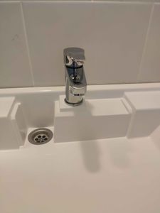 Установлено оборудование, подключены водопровод и электричество, проверена герметичность, настроены функции массажа, закреплены панели, протестирована работа системы.