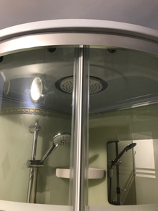 Установлена новая душевая кабина: закреплены стеклянные панели, подключены смеситель и лейка, герметизация швов, проверена работа слива, установлены полки для удобства.