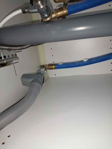 Проведены работы: устранение течи, замена поврежденных труб, герметизация соединений, проверка на утечки, восстановление нормального функционирования системы водоснабжения.