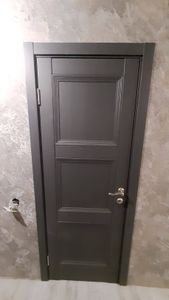 Установлен новый замок в дверь, выполнены все необходимые вырезы, закреплены ручки и защелка, обеспечена плавная работа механизма, проверена надежность конструкции.