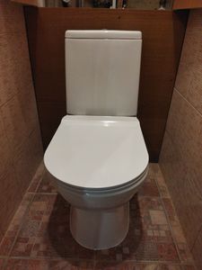 Установлено новое сантехническое оборудование, подключено к водопроводу и канализации, проверена герметичность соединений. Завершена отделка вокруг, обеспечена функциональность и эстетика.