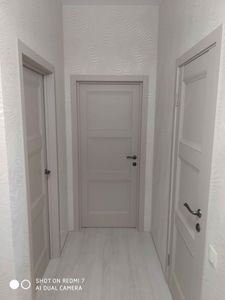 Установлен запорный механизм в деревянную створку. Выполнены точные вырезы, произведён монтаж ручки и защёлки. Проверена функциональность и плавность работы.