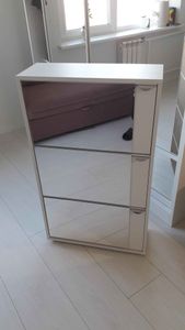 Собрана мебель с тремя выдвижными секциями, установлены направляющие, закреплены ручки, проверена плавность хода ящиков. Все элементы точно подогнаны и надежно зафиксированы.