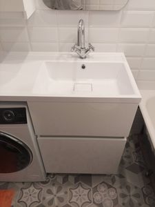 Установлен новый механизм на оконную раму, обеспечивающий надежное закрывание и безопасность. Проведена регулировка для плавного функционирования и устранения прежних неисправностей.