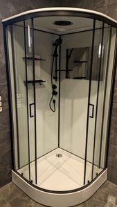 Установлена современная душевая конструкция с гидромассажными функциями. Подключены водопроводные коммуникации, смонтированы стеклянные панели, герметично закреплены двери, проверена работа системы.