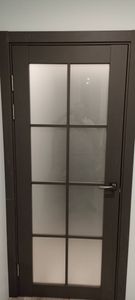 Установлена новая межкомнатная дверь с одной створкой. Закреплены петли, врезан замок, отрегулирована фурнитура. Проведена подгонка полотна и коробки, обеспечена плавная работа.