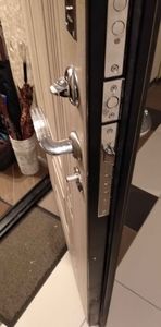 Выполнена установка нового замка на входную дверь. Проведены работы по врезке, закреплению и проверке механизма. Обеспечена надежная фиксация и плавное функционирование.