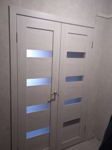 В деревянной створке аккуратно проделано отверстие, установлено запирающее устройство, закреплена ручка. Все элементы надежно зафиксированы, обеспечивая плавное функционирование.