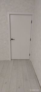 Выполнена установка запорного механизма в дверное полотно. Произведено точное вырезание отверстия, закреплены ручки, обеспечена плавная работа конструкции.