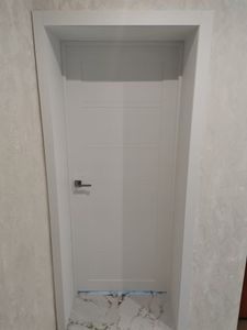 Установлена однопольная дверь: закреплена коробка, навешено полотно, врезан замок, смонтированы наличники, отрегулированы петли для плавного закрывания.